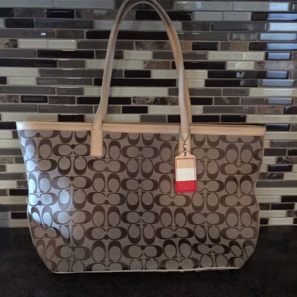 Coach Handbags - Coach signature tote❤️